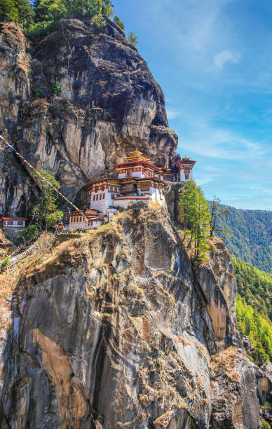 blick auf das tigernest-kloster, auch bekannt als paro taktsang und die umgebung in bhutan. - bhutan himalayas buddhism monastery stock-fotos und bilder