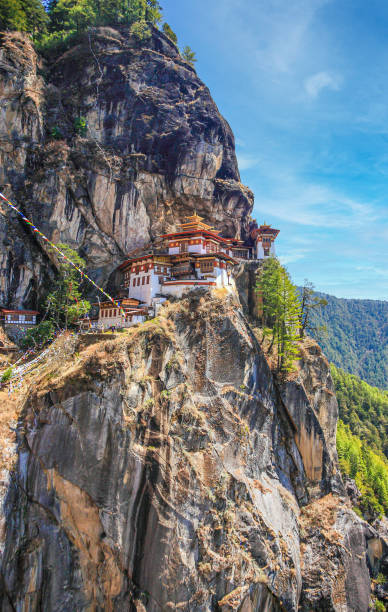 vista do mosteiro do ninho do tigre também conhecido como paro taktsang e a área circundante no butão. - buddhist festival - fotografias e filmes do acervo