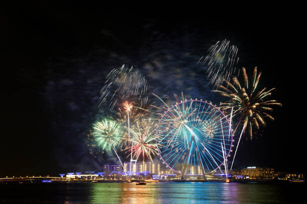 아랍에미리트 두바이에서 열리는 쇼핑 페스티벌을 위한 "아인 두바이" 관람차 불꽃놀이 - firework display pyrotechnics cityscape high up 뉴스 사진 이미지