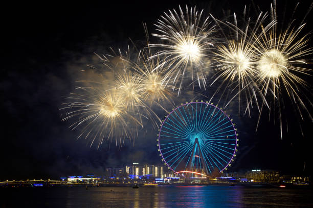 아랍에미리트 두바이에서 열리는 쇼핑 페스티벌을 위한 "아인 두바이" 관람차 불꽃놀이 - firework display pyrotechnics cityscape high up 뉴스 사진 이미지