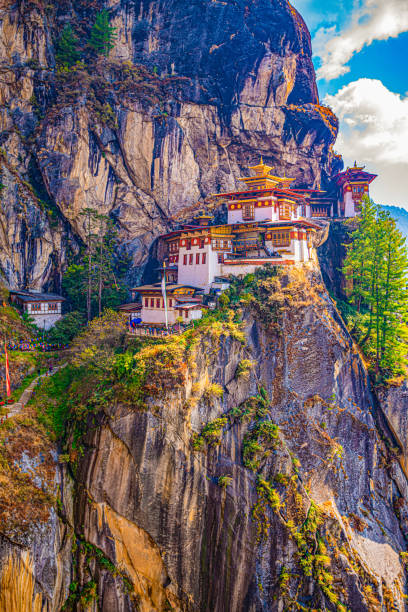 vue du monastère du nid de tigre également connu sous le nom de paro taktsang et des environs au bhoutan. - monastère de taktsang photos et images de collection