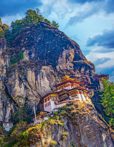 vue du monastère du nid de tigre également connu sous le nom de paro taktsang et des environs au bhoutan. - monastère de taktsang photos et images de collection