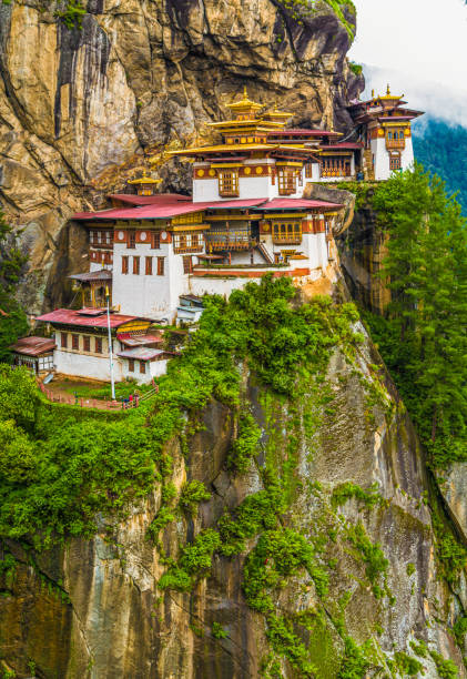 vue du monastère du nid de tigre également connu sous le nom de paro taktsang et des environs au bhoutan. - monastère de taktsang photos et images de collection
