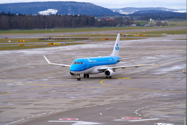 aéroport suisse zurich kloten avec fond de ciel nuageux. - runway airport sky wet photos et images de collection