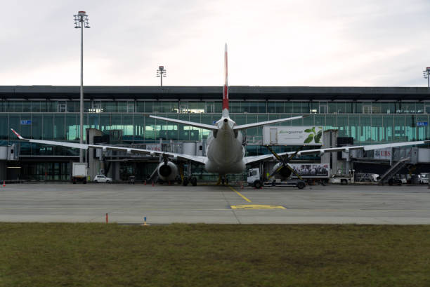 aéroport suisse zurich kloten avec fond de ciel nuageux. - runway airport sky wet photos et images de collection
