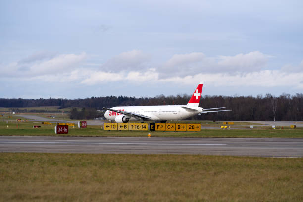 aéroport suisse zurich kloten avec fond de ciel nuageux. - runway airport sky wet photos et images de collection