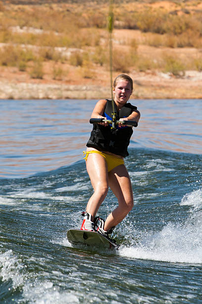 hirl wakeboarder no lago powell - waterskiing motorboating skiing water imagens e fotografias de stock