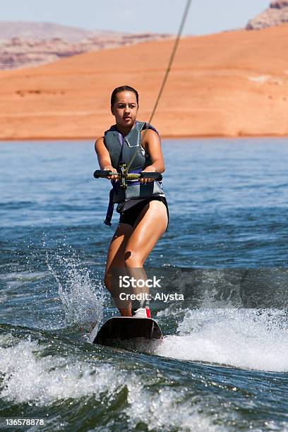 Mädchen Wakeboarder At Lake Powell Stockfoto und mehr Bilder von Surfen - Surfen, Weiblicher Teenager, Abenteuer