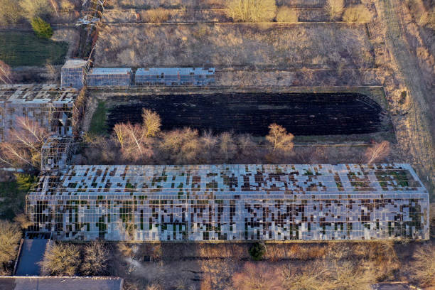 opuszczone ruiny szklarni przemysłowych jesienią, w powietrzu - 7700 zdjęcia i obrazy z banku zdjęć