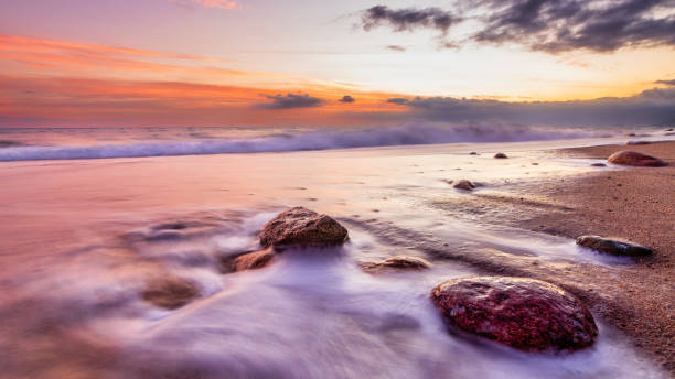 landscape wave ocean sunset alta risoluzione 16: 9 rapporto - screen saver foto e immagini stock