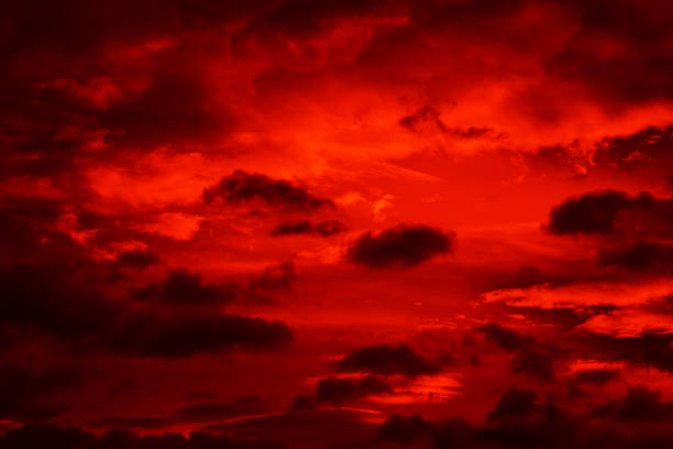 jasnoczerwony zachód słońca. dramatyczne wieczorne niebo z chmurami. ogniste niebo z przestrzenią do projektowania. magiczne niebo fantasy. - czerwony zdjęcia i obrazy z banku zdjęć