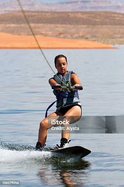 Girl Wakeboarder Lake Powell で - 1人のストックフォトや画像を多数ご用意 - 1人, アクティブライフスタイル, ウェイクボーディング