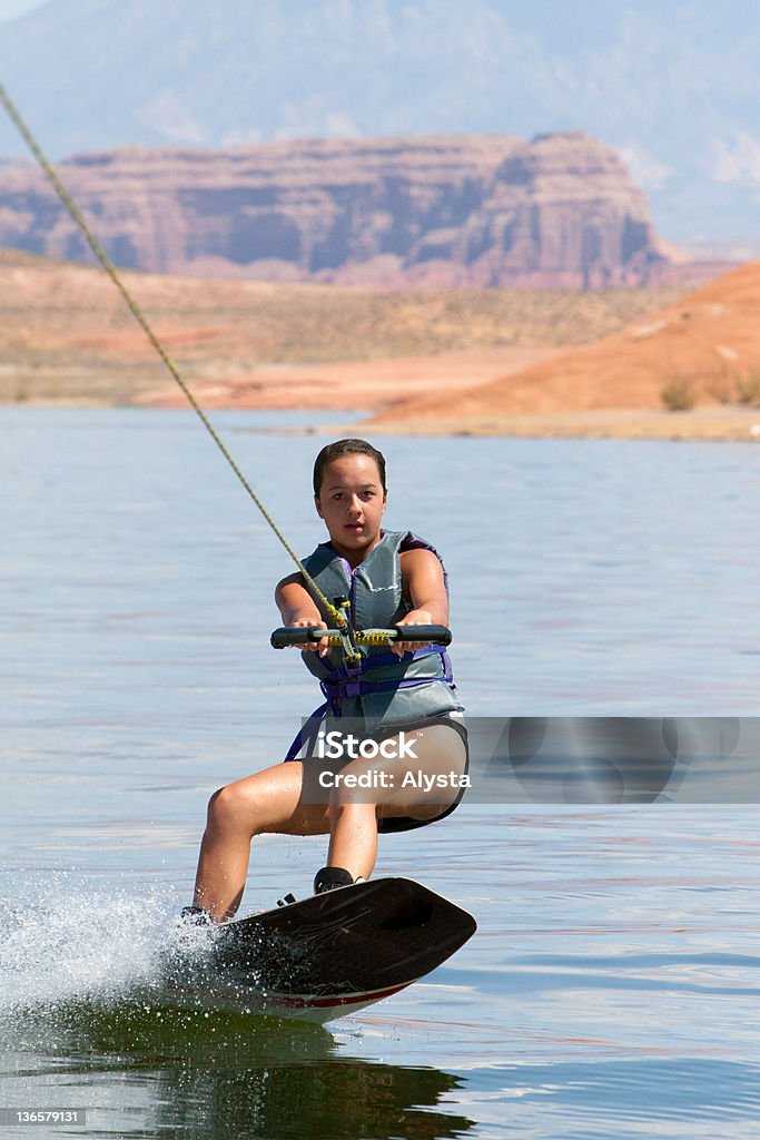 Ragazza Wakeboarder at Lake Powell - Foto stock royalty-free di Abbigliamento sportivo