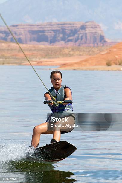 Girl Wakeboarder Lake Powell で - 1人のストックフォトや画像を多数ご用意 - 1人, アクティブライフスタイル, ウェイクボーディング