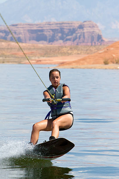 dziewczyna wakeboarder w lake powell - wakeboarding motorboating extreme sports waterskiing zdjęcia i obrazy z banku zdjęć