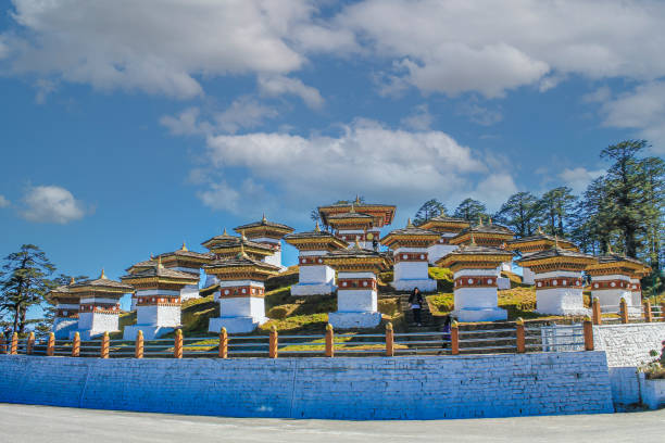 druk wangyal khangzang stupa mit 108 chorten, dochula pass, bhutan. der dochula-pass liegt auf dem weg von thimphu nach punakha - bhutan himalayas buddhism monastery stock-fotos und bilder