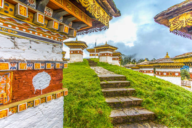 드루킹 왕경상 당스투파와 108 개의 코르텐스, 도출라 패스, 부탄. 도출라 패스는 임푸에서 푸나하로 가는 길에 위치하고 있습니다. - bhutan himalayas buddhism monastery 뉴스 사진 이미지