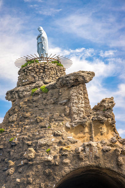 statue blanche de la vierge marie sur le rocher de la vierge à biarritz - rocher de la vierge photos et images de collection