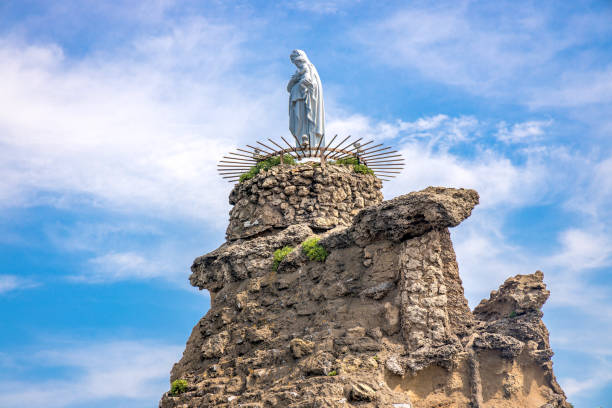 statue blanche de la vierge marie sur le rocher de la vierge à biarritz - rocher de la vierge photos et images de collection