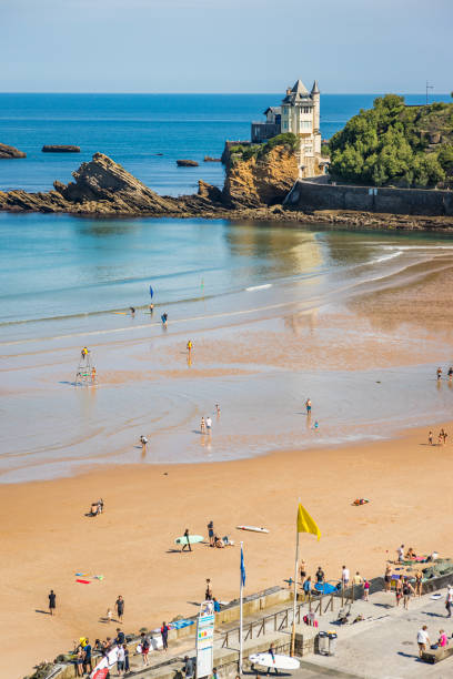 praia de cote des basques em um dia de verão em biarritz na maré baixa - surf sand rock coastline - fotografias e filmes do acervo