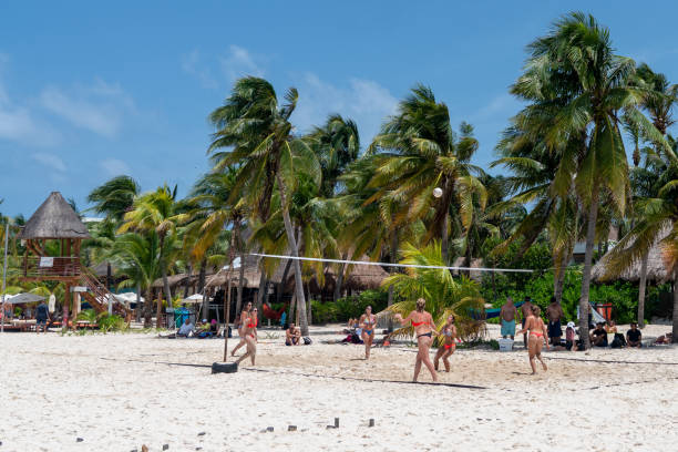 아름다운 카리브 해 해변 플라야 노르테 또는 칸쿤 근처 이슬라 무제레스에 노스 비치, 멕시코, 배구를 하는 사람들과 함께 - isla mujeres mexico beach color image 뉴스 사진 이미지