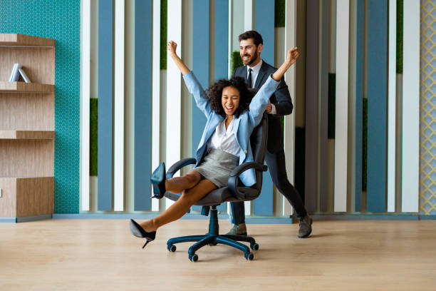 pessoas de negócios felizes e brincalhonas - office fun competition chair - fotografias e filmes do acervo