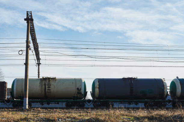 vagões tanque são acoplado uns aos outros nos trilhos ferroviários - truck oil industry natural gas action - fotografias e filmes do acervo