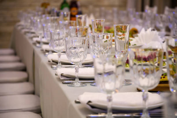 mesa de banquete servida para los invitados. - gourmet wedding food baklava fotografías e imágenes de stock