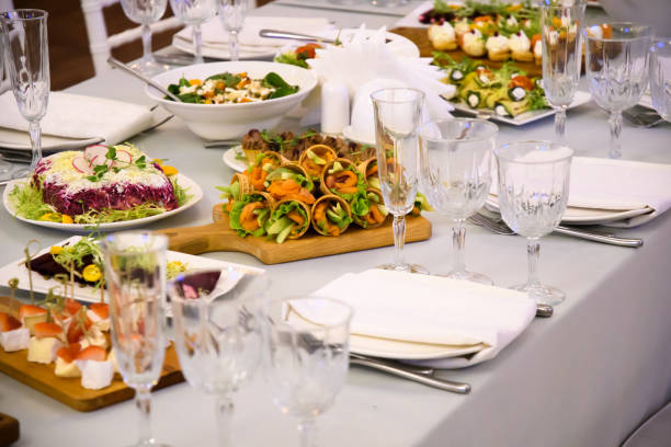 aperitivos y platos en la mesa festiva. - gourmet wedding food baklava fotografías e imágenes de stock