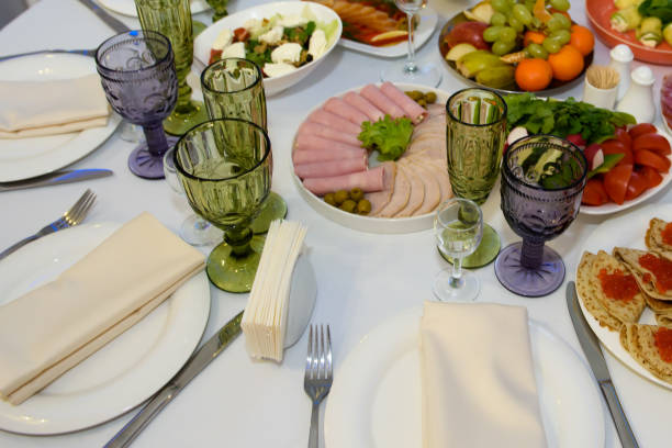 aperitivos y platos en la mesa festiva. - gourmet wedding food baklava fotografías e imágenes de stock