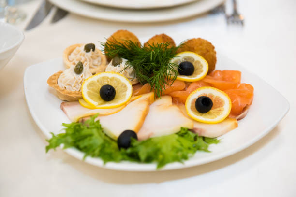 aperitivos y platos en la mesa festiva. - gourmet wedding food baklava fotografías e imágenes de stock