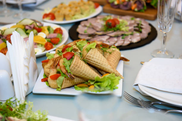 aperitivos y platos en la mesa festiva. - gourmet wedding food baklava fotografías e imágenes de stock