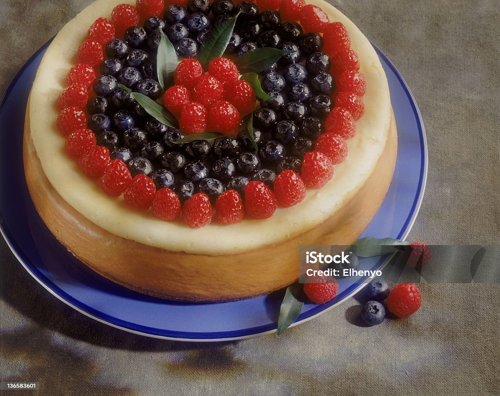 Cheesecake com frutas silvestres - Foto de stock de Baga - Fruta royalty-free