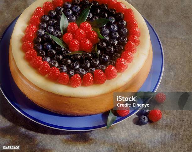 Foto de Cheesecake Com Frutas Silvestres e mais fotos de stock de Baga - Fruta - Baga - Fruta, Bolo, Cheesecake