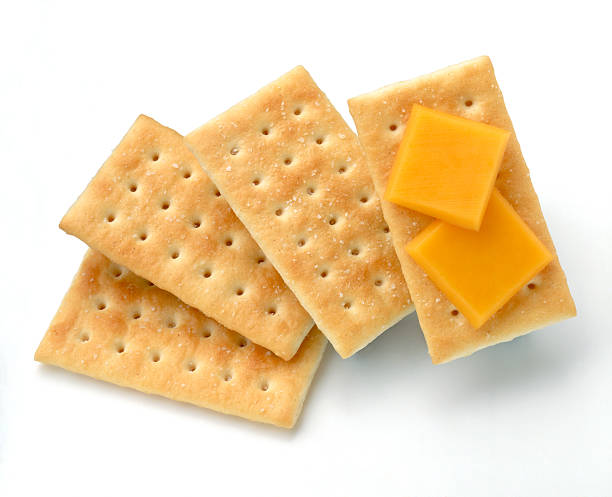 queso cheddar y galletas - cheese and crackers fotografías e imágenes de stock
