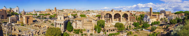 ruínas romanas em roma, fórum - um enorme panorama com todos os pontos turísticos - period costume fotos - fotografias e filmes do acervo