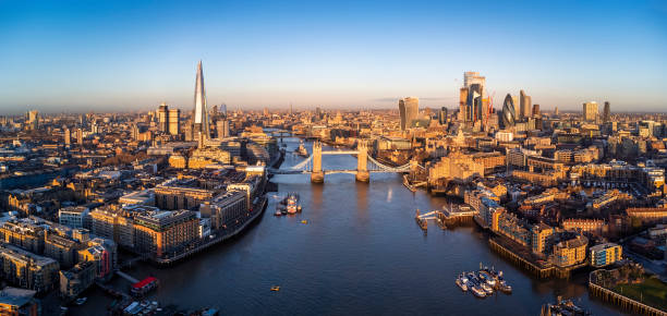 vue aérienne panoramique de l’horizon de londres dans la lumière dorée du lever du soleil - london england sunlight morning tower bridge photos et images de collection