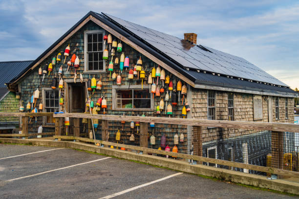 libra lagosta com painéis solares no telhado para energia e boias velhas pendurar para decoração - mount desert island - fotografias e filmes do acervo