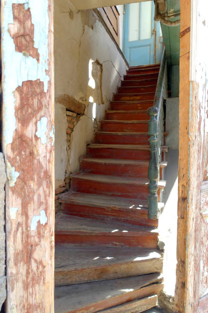 einheimische wohnung - steps staircase water doorway stock-fotos und bilder