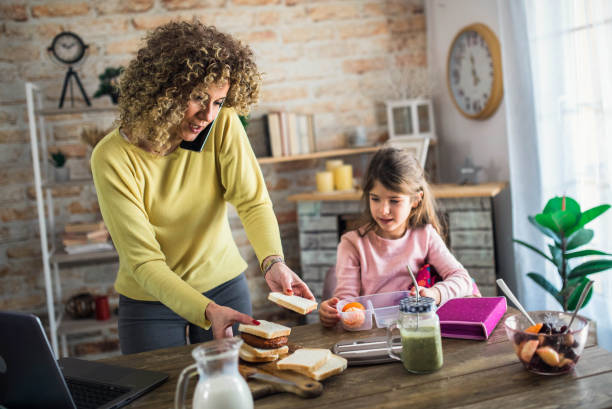 madre preparando el almuerzo para el niño en la escuela - healthy eating snack child domestic kitchen fotografías e imágenes de stock