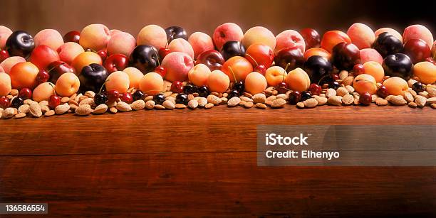 Frutas Y Nueces Foto de stock y más banco de imágenes de Alimento - Alimento, Almendra, Cereza