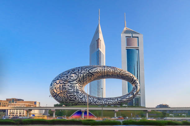 vista panorámica de los edificios del museo del futuro y las torres emirates. museo futurista moderno construido según el diseño del arquitecto shaun killa. - dubai fotografías e imágenes de stock