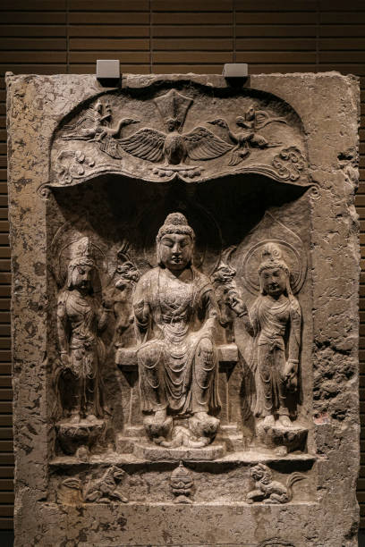 tríada de buda de piedra caliza de arte antiguo en una imagen de estatua de nicho en el siglo 8, dinastía tang, templo baoqingsi, xi'an, provincia de shaanxi, china - buddhist puja fotografías e imágenes de stock