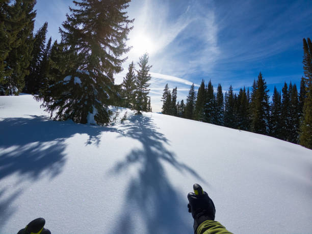 pov ski touring en las montañas en un día soleado - skiing colorado sawatch range usa fotografías e imágenes de stock