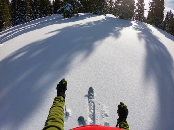 pov ski touring en las montañas en un día soleado - skiing colorado sawatch range usa fotografías e imágenes de stock