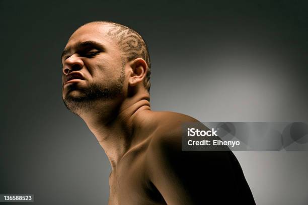 Portret Z Zdenerwowany Patrzeć African American Człowiek - zdjęcia stockowe i więcej obrazów Afroamerykanin