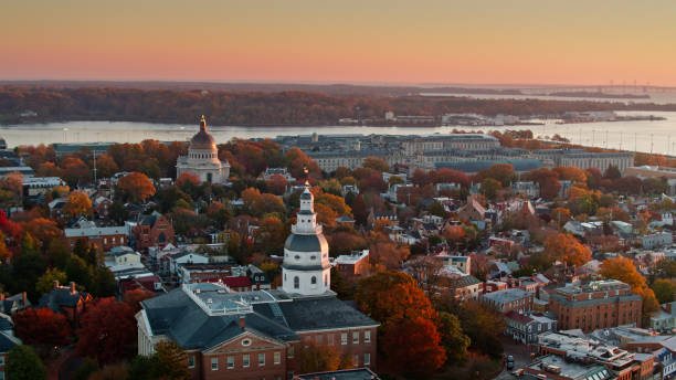 vista aerea attraverso la maryland state house e l'accademia navale degli stati uniti verso chesapeake bay - us naval academy foto e immagini stock