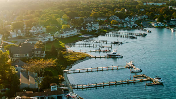 maisons et jetées sur le port de hyannis à cape cod au coucher du soleil - aérien - cape cod national seashore photos et images de collection