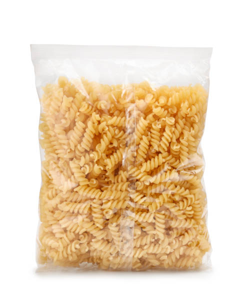 sac en plastique de pâtes fusilli - cellophane noodles photos et images de collection