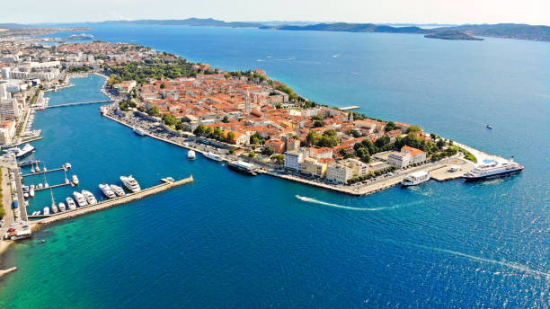 vista aérea de zadar con kornati al fondo, croacia - kornati fotografías e imágenes de stock